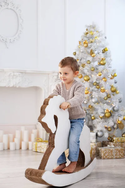 Niño montando un caballo de cartón — Foto de Stock