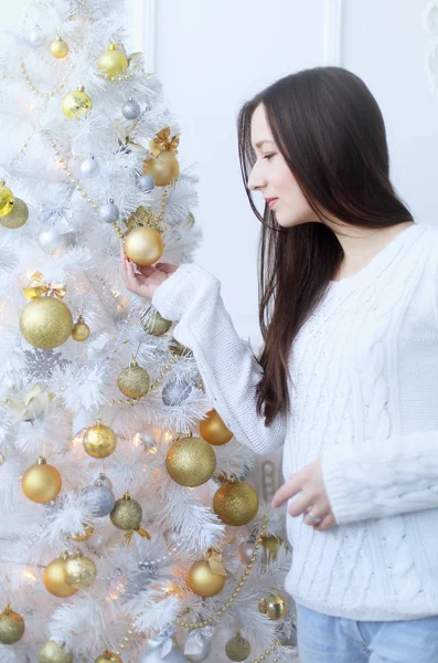 La ragazza veste l'albero di Natale — Foto Stock