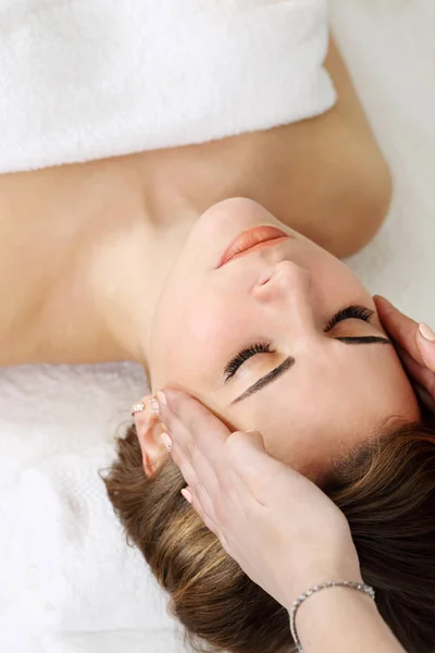 Mujer recibiendo masaje en la cabeza —  Fotos de Stock