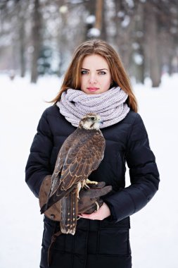 bir şahin tutan kadın