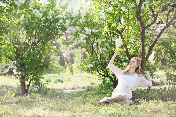 Donna sognando sotto il cespuglio — Foto Stock