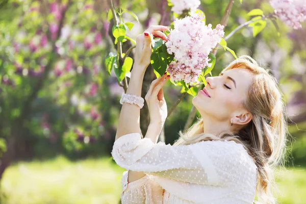 Szőke nő egy lila illatú — Stock Fotó