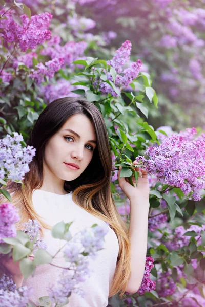 Mooi meisje in de Lila bush — Stockfoto