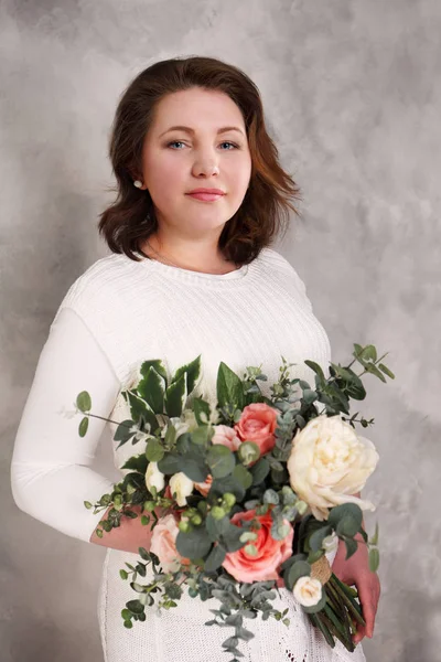 大きな花束を持つ女性 — ストック写真
