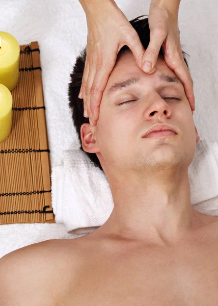 Homem recebe uma massagem na cabeça — Fotografia de Stock