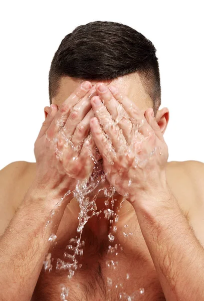 Un homme se lave le visage avec de l'eau — Photo