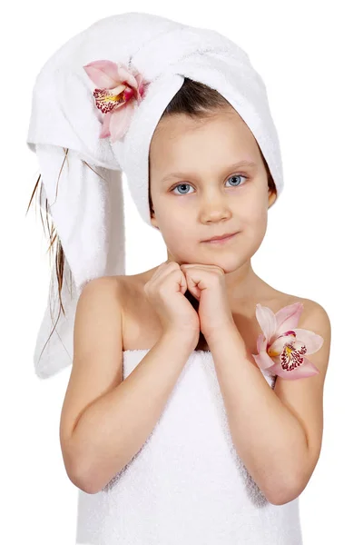 Bir havlu ile küçük kız. İzole — Stok fotoğraf