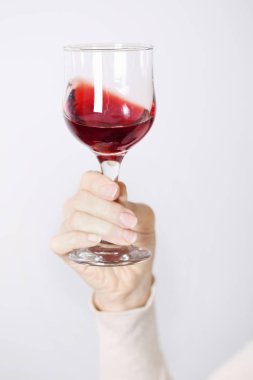 elinde şarap