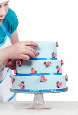 Kadın üç katlı mavi pasta Süsle