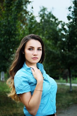 güzel uzun saçlı esmer