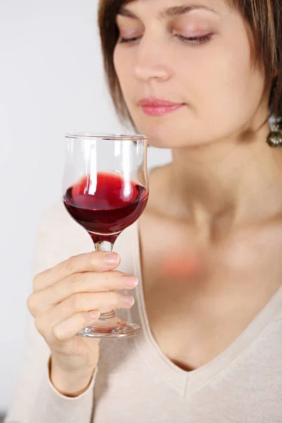 Mujer joven degustación de vino rosa — Foto de Stock