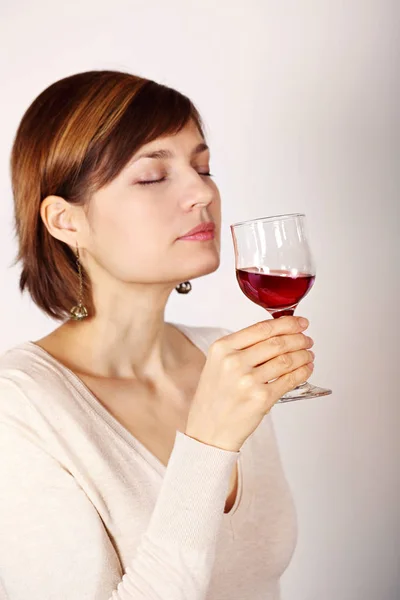 Mujer joven degustación de vino rosa — Foto de Stock