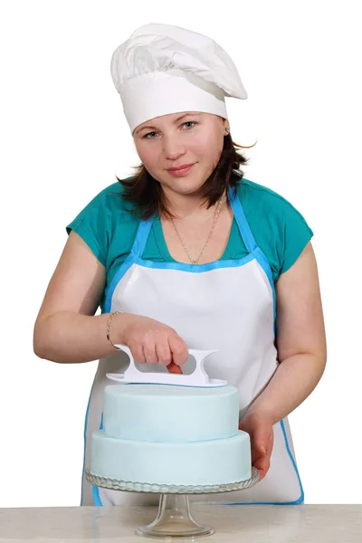 Шеф-повар разглаживает мастику на торте — стоковое фото