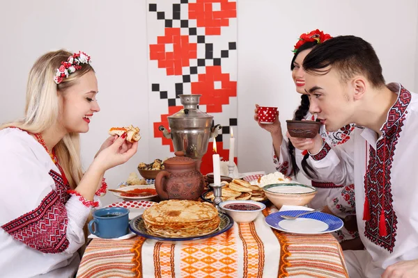 I giovani celebrano Shrovetide — Foto Stock