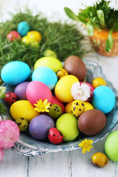 Huevos de Pascua multicolores con flores —  Fotos de Stock