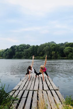 Yatak üzerinde denge için egzersizler