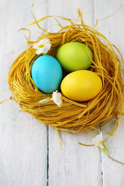 Gelbes Nest mit bemalten Eiern — Stockfoto