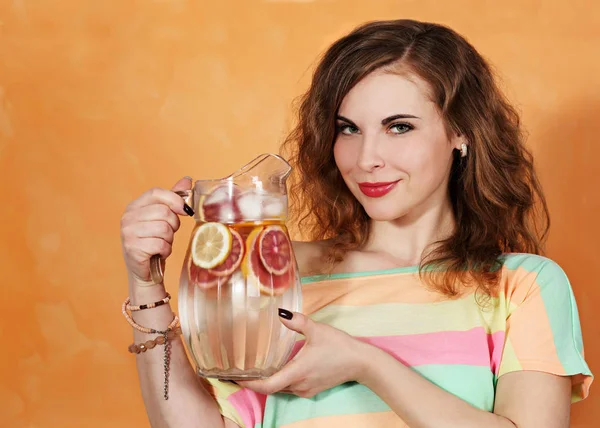 Mujer con decantador de limonada — Foto de Stock