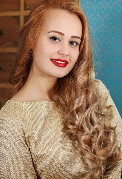 Mulher com cabelo encaracolado loiro — Fotografia de Stock