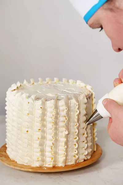 Lo chef prepara una torta — Foto Stock