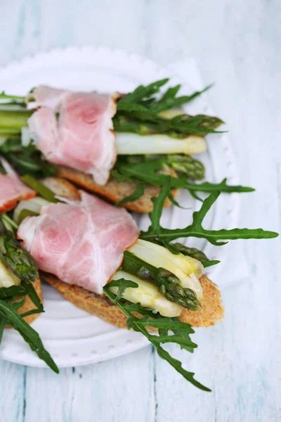 Chřest s rukolou zabalené prosciutto — Stock fotografie