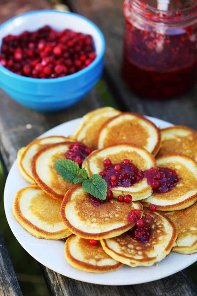 Pannenkoeken met cranberry jam — Stockfoto