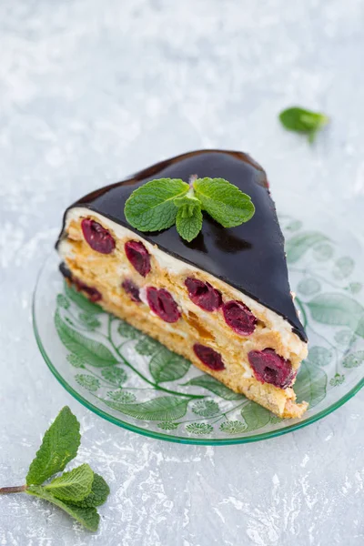 Kuchen mit Kirsche — Stockfoto