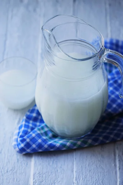 Suero de leche sobre la mesa —  Fotos de Stock