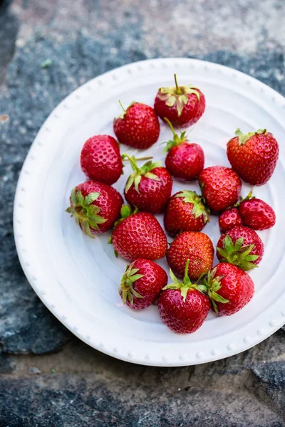 Fraises sur pierre, rustique — Photo