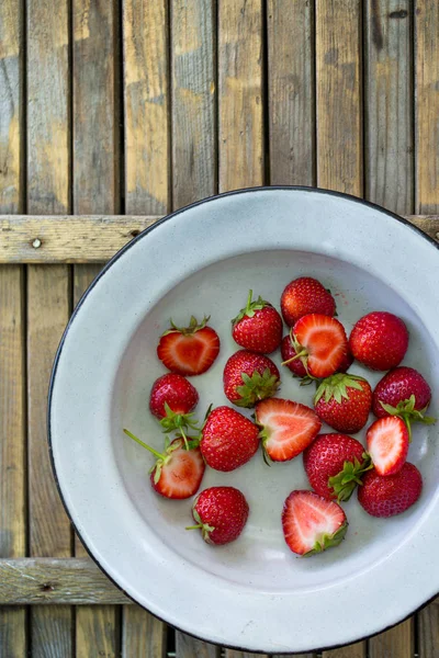 Reife Erdbeeren im Teller, Draufsicht — Stockfoto