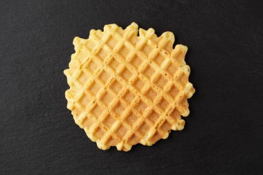 Kayrak bir plaka üzerinde kırmızı gofret