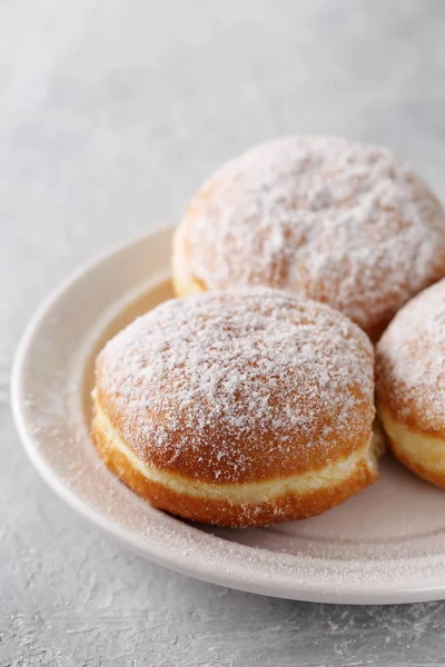 Pączki berlinera na talerzu. Szczelnie-do góry — Zdjęcie stockowe