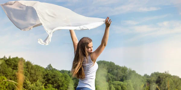 Hermosa mujer sosteniendo una bufanda blanca — Foto de Stock