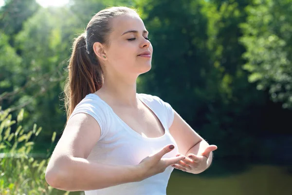 Woman doing yoga — Stock Photo, Image