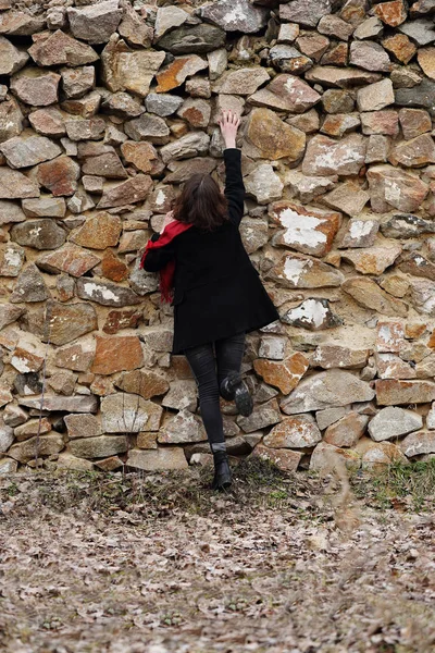 Donna si arrampica sulla recinzione — Foto Stock