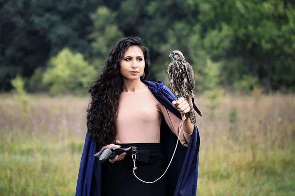 Mujer sosteniendo un halcón —  Fotos de Stock