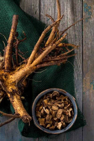 Voorbereiding van de wortel van elecampane — Stockfoto