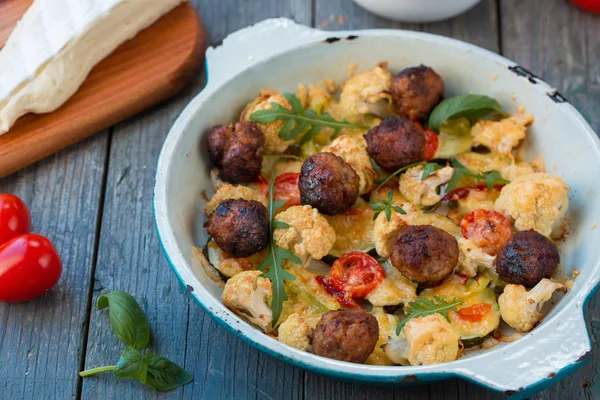 Vegetabilsk gratin med kødboller - Stock-foto