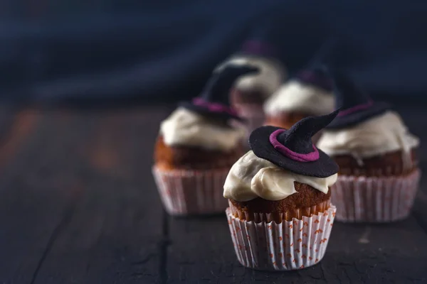 Cupcake met een heksen hoed — Stockfoto