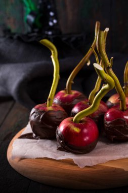 Siyah çikolata sır elma