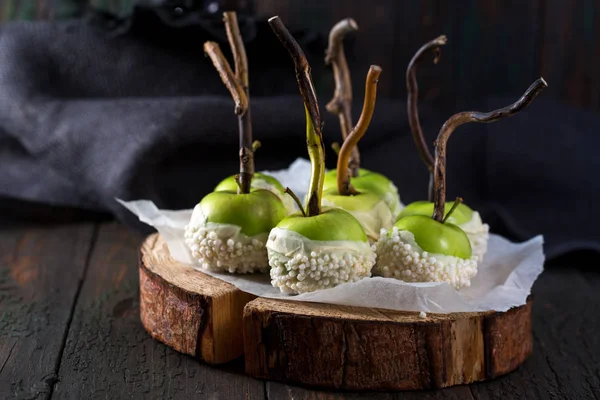 Яблоки в шоколаде глазури — стоковое фото