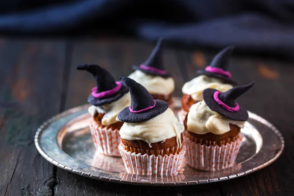 Cupcake bir plaka üzerinde bir cadı şapka
