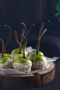 Beyaz çikolatalı elma