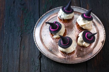 Cupcake metal bir plaka üzerinde. Üstten Görünüm