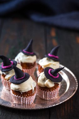 Cupcakes metal bir plaka üzerinde