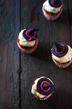 Cupcake Cadılar şapkalı. Üstten Görünüm