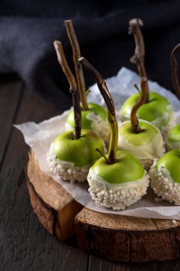 Çikolatanın içinde yeşil elma