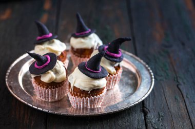 Cupcake bir plaka üzerinde bir şapka ile