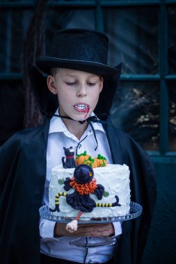 Bir pasta tutan çocuk