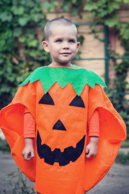 Bir çocuk bir kostüm.